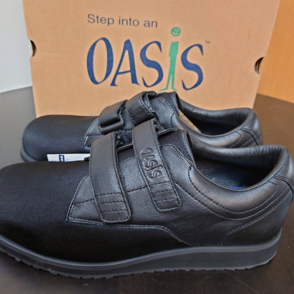 NEW Oasis Trek Sneakers